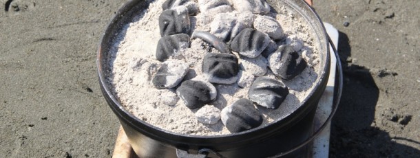 ダッチオーブンの上にも炭を置いてこんがり焼きます